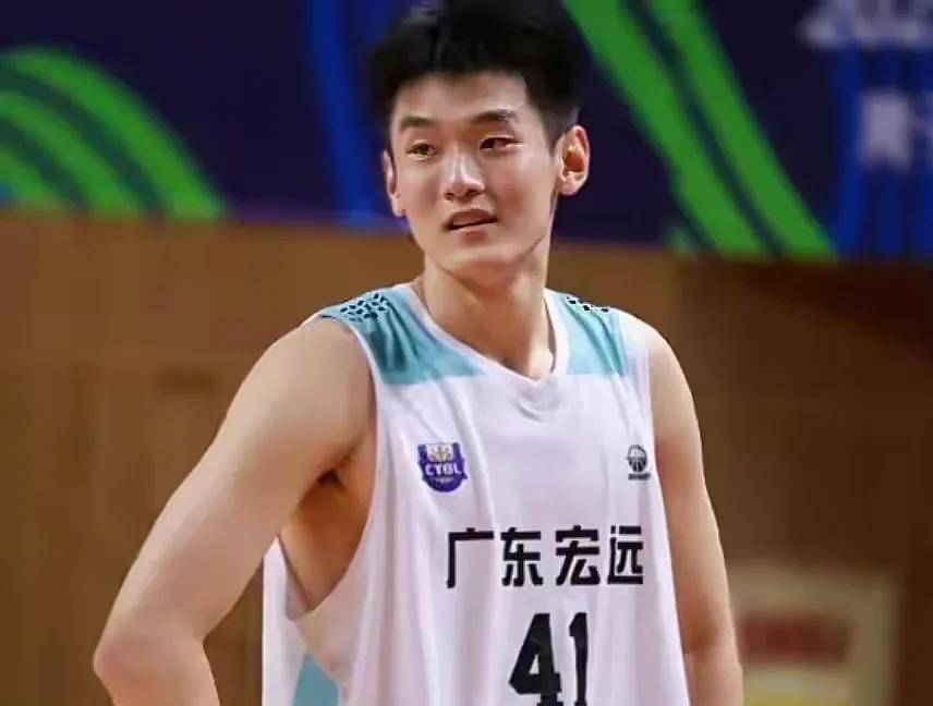 彰华非一刻难求！杨溢中规中矩…
CBA夏季联赛(库尔勒站)，广东73：63战胜青