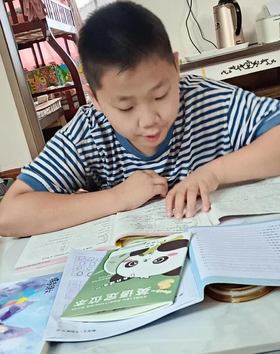 我没给儿子买暑假作业。
儿子今年五年级，暑假前我就给他准备好了假期作业，语文要看