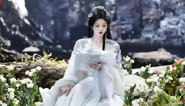 【娱乐聚焦】偶像鞠婧祎近期深陷多重舆论漩涡。粉丝群体对其造型团队发起声讨，直指多