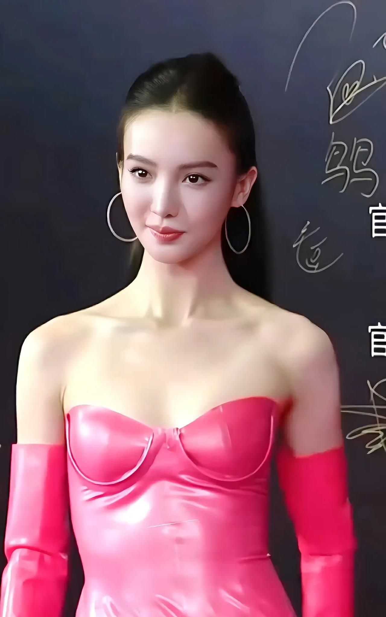 金晨红毯上笑靥明媚，抹胸皮裙演绎性感与飒爽
