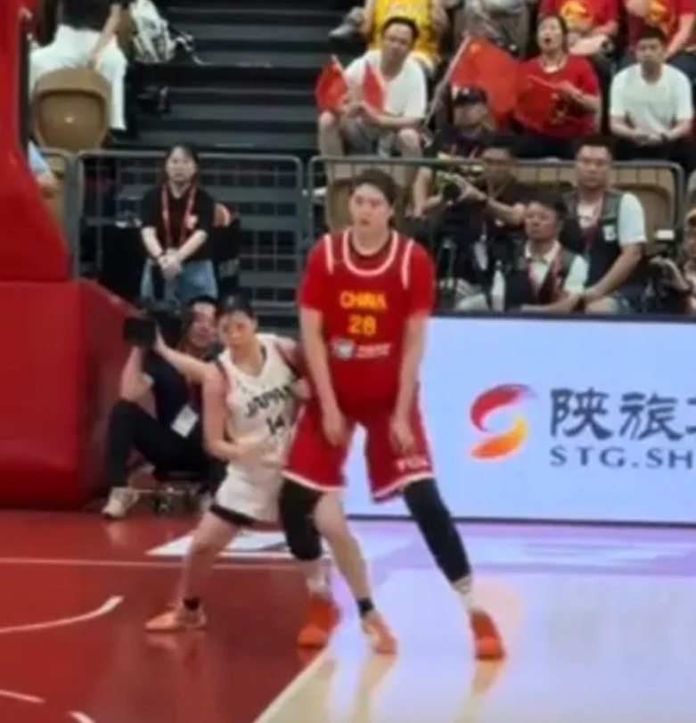 刚满18岁，她还是个孩子啊。
日本队面对从未见过的超级巨型中锋张子宇，除了张大嘴