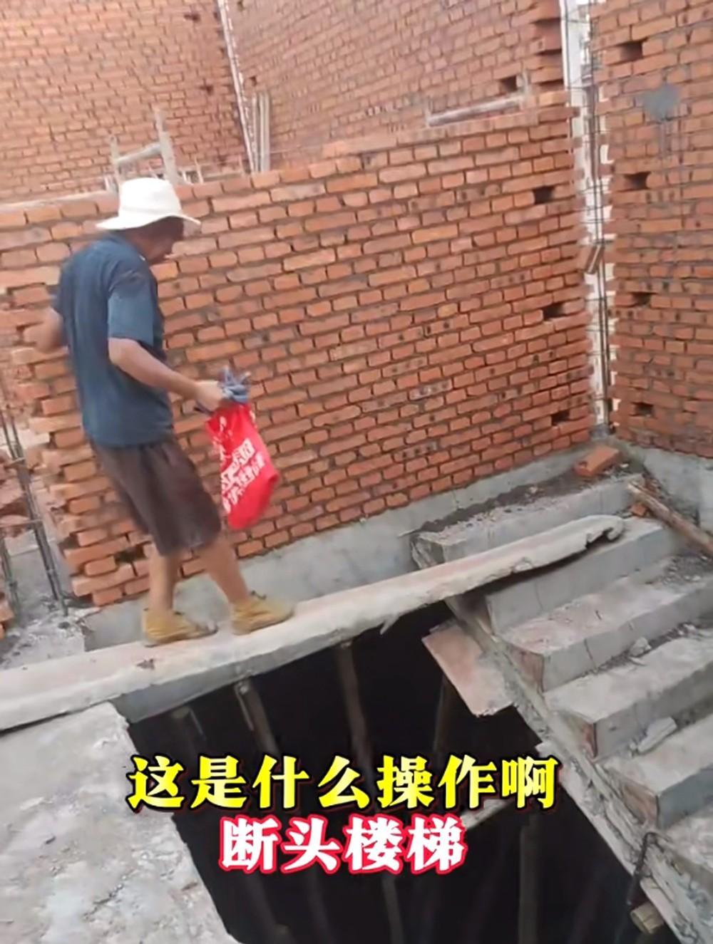 不听劝，非要贪便宜在网上买图纸
还说要包工头“按图施工”
这下好了，瓦工砌墙把楼