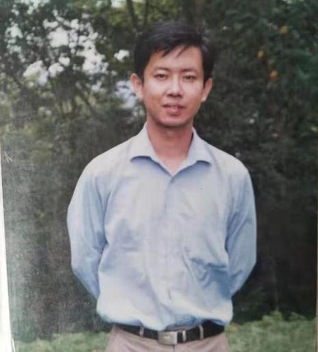 “我宁可去死也绝不道歉”在乡镇教书19年的优秀教师，在亲吻自己孩子后便从长江大桥