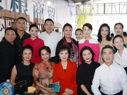 后排就认得出陶慧敏，前排有老戏骨岳红、寇振海，而中间穿大红色休闲西装的是谁？
明