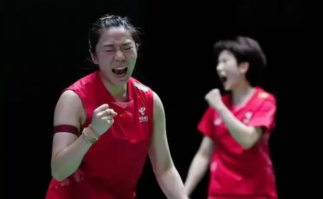北京时间7月23日中午，2025中国羽毛球公开赛刚刚结束了一场女双1/16决赛，