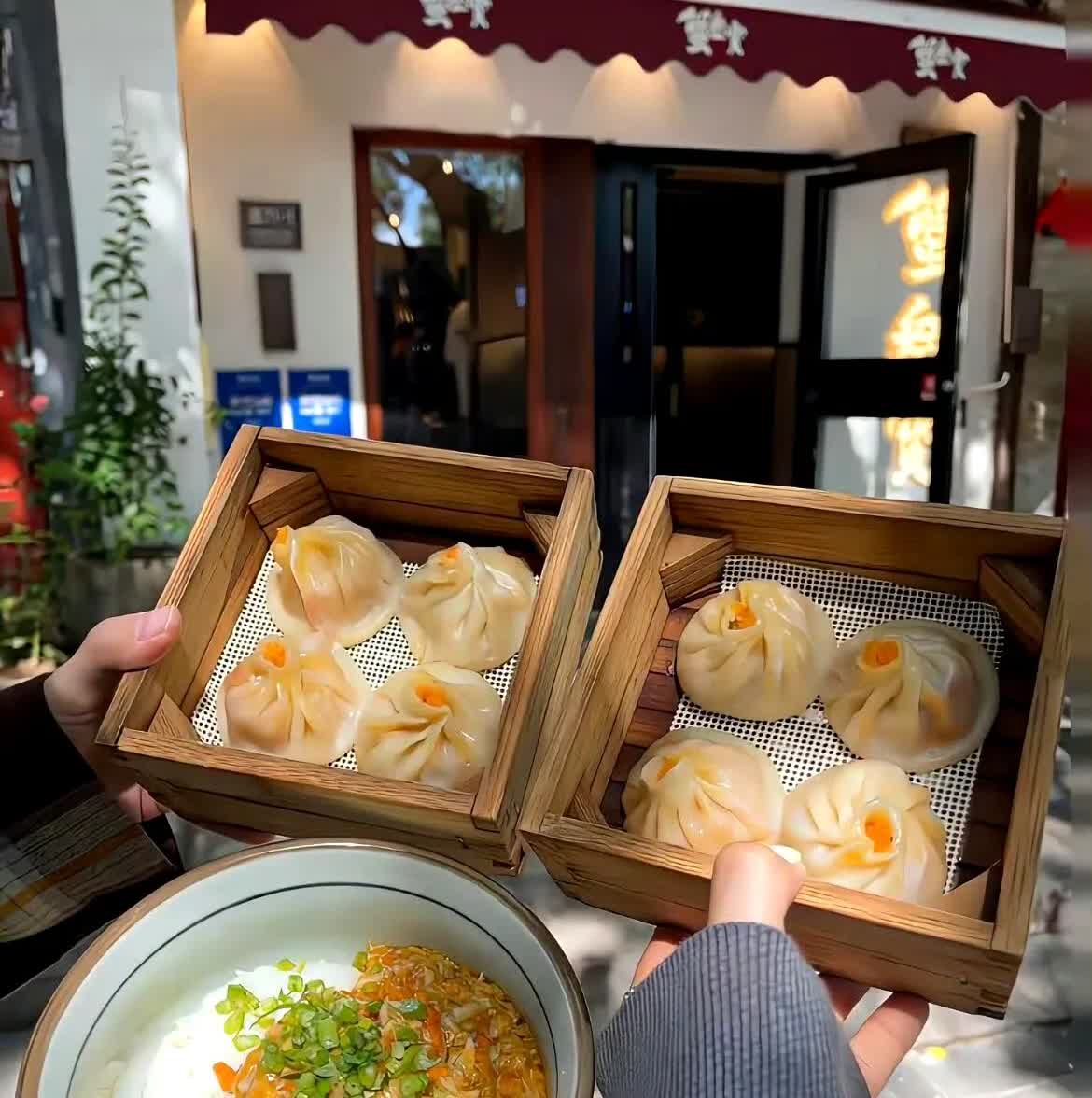 “一个女子没有经济能力，才会万劫不复，记住，勤奋工作，努力节蓄。”

   