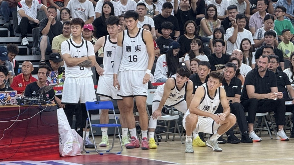 胡明轩还在做俯卧撑，旁边赵睿就等不及了，杜锋打广东经典战术