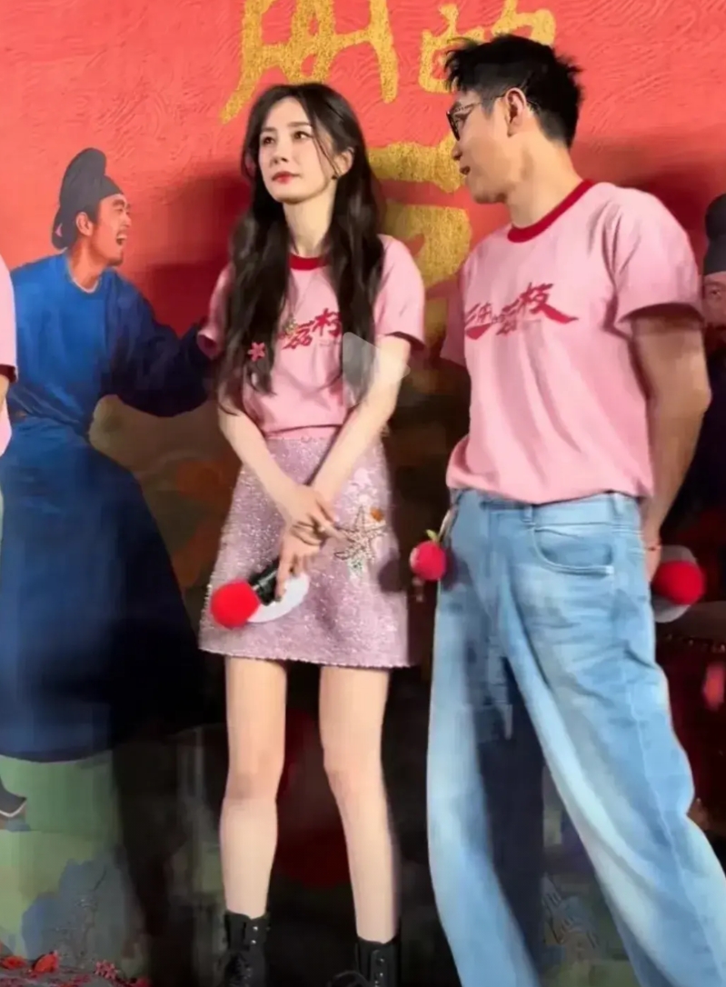 大鹏路演现场这是在干嘛，清醒一点啊。

作为票房三亿的导演，他在《长安的荔枝》活