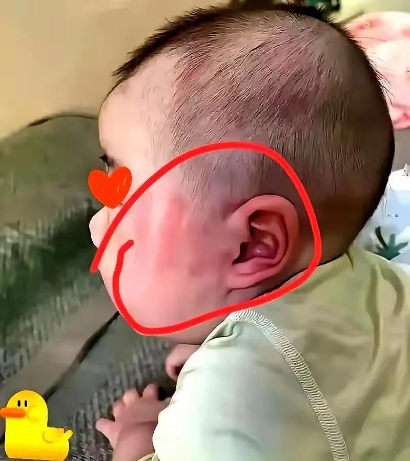 不到一岁的宝宝尿湿了沙发，就被妈妈狠狠的扇了一巴掌，稚嫩的小脸上，五个手指头印子