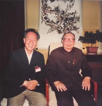 上世纪八十年代末，黄旭华拜访聂荣臻元帅的老照片。尽管当时中国首艘核潜艇“长征1号