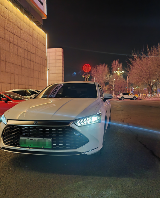 今天跑了一趟机场，来回120多点公里，用87％的电量跑了43公里，用5%的油跑了