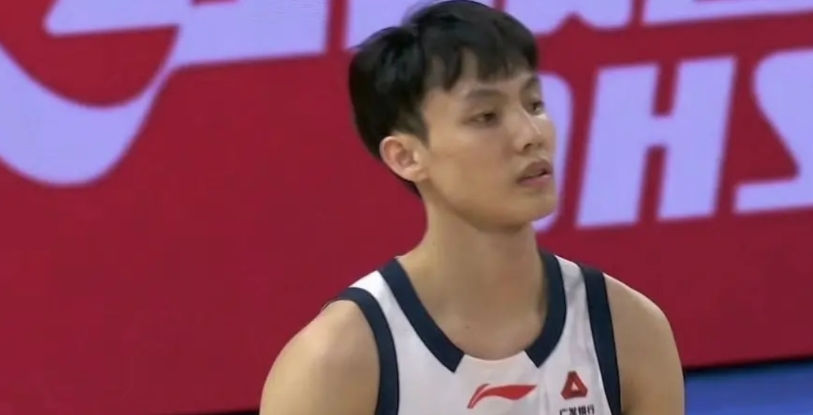 徐杰：谁能帮帮我？

本以为这个赛季有了萨姆纳、奎因两名小外援的加盟，徐杰在场上