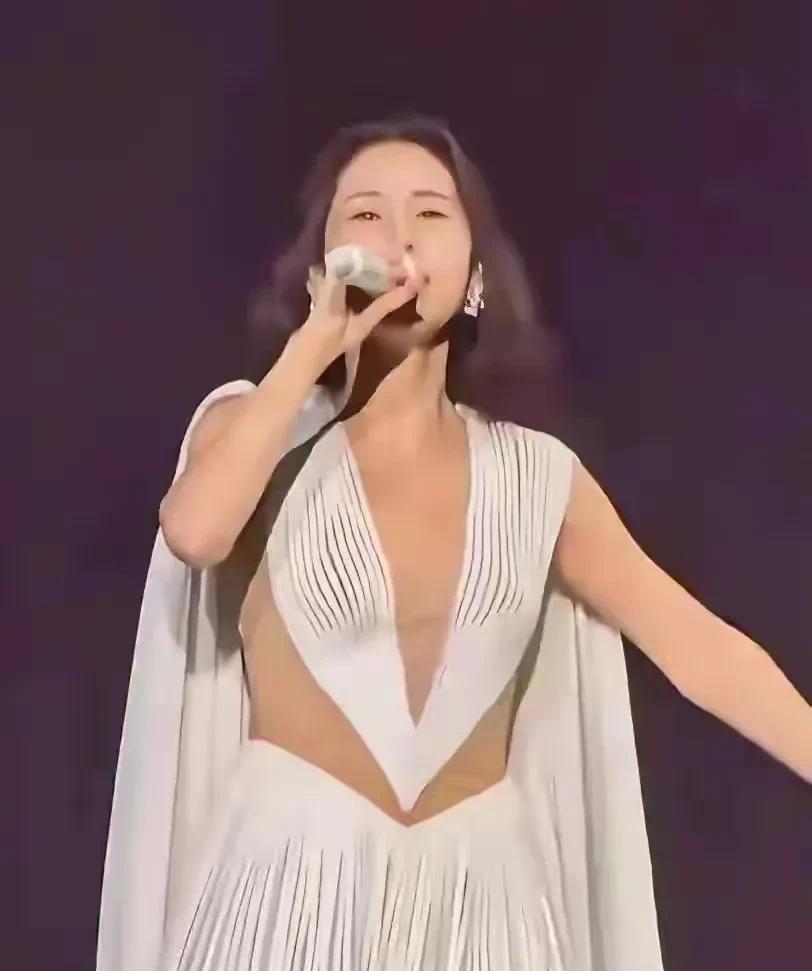 张碧晨这是穿的啥？向单依纯学习穿衣风格吗？话说回来，这样的穿搭好看吗？朋友们怎么