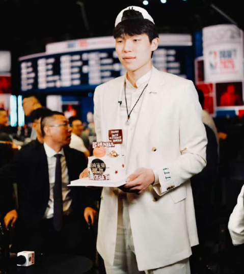 杨瀚森是2005年出生的中国男篮球员，身高2.16米。他在2025年以首轮16顺