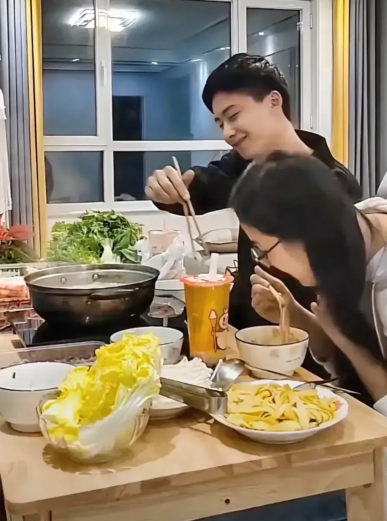 像庞众望这样的男生，再穷都是不缺仰慕者的。经历过苦难，身上却没有半点苦大仇深、愤