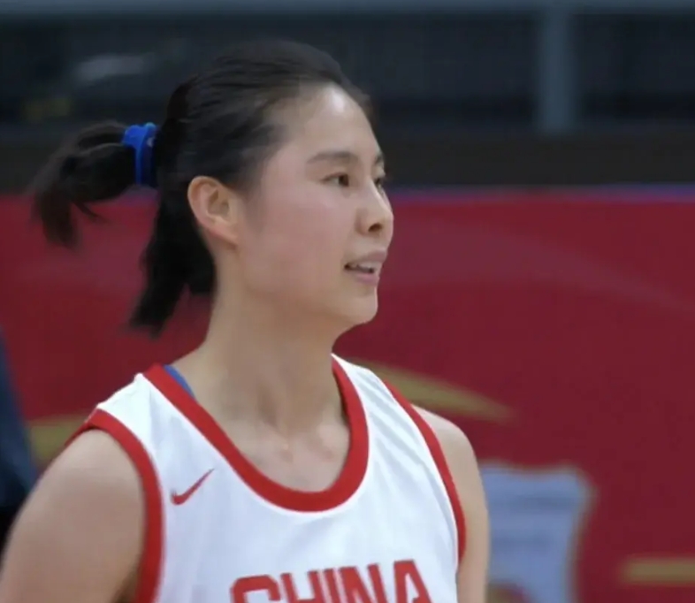 女篮现在最大的问题是找不到一个给张子宇喂球的后卫！

之前有杨力维和王思雨的时候