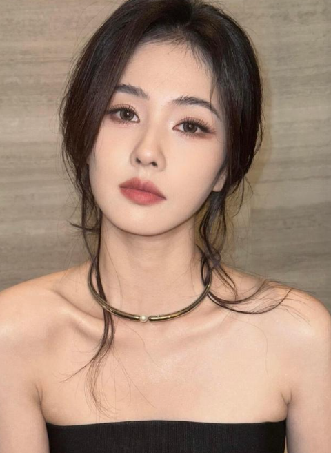 白鹿的这组妆造，完美的肩颈，是不是显现出来了？