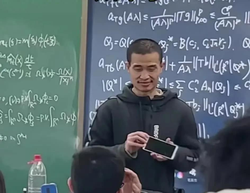 想看韦东奕，建议考到北大数学系，然后去选他的数学课，或者去蹭他的课也可以。
懂人