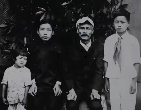 1945年，中国夫妇收养了一名4岁的日本弃婴，顶着辱骂，将其抚养长大。40年后弃