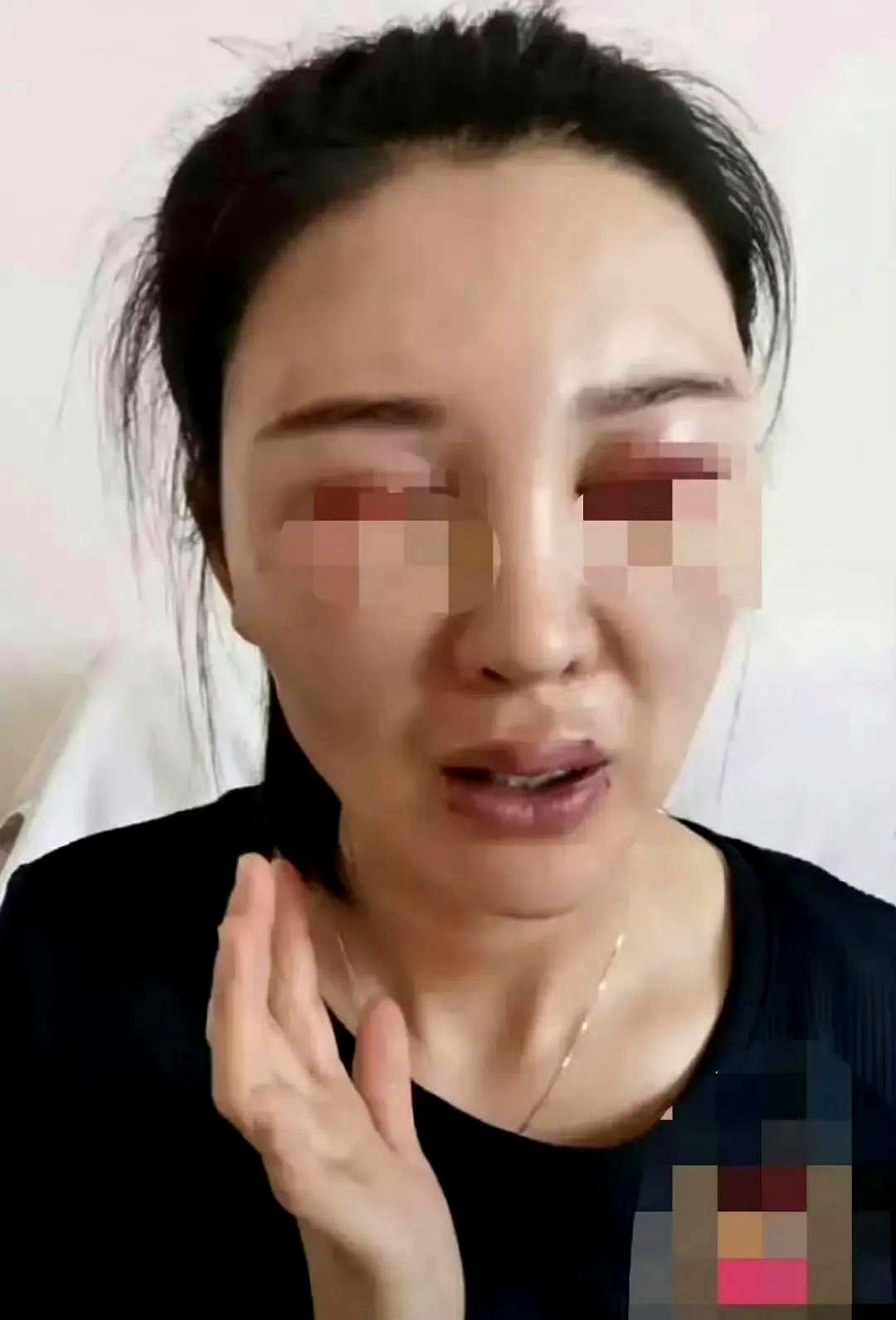 在一个阳光明媚的下午，年轻的她静静坐在窗前，窗外的树叶在微风中轻轻摇曳，阳光透过