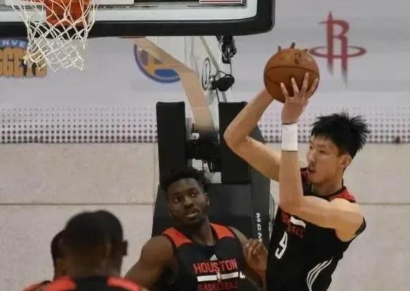 周琦回忆火箭生涯：
“17-18赛季，那年我打夏季联赛，其实表现还可以，感觉没那