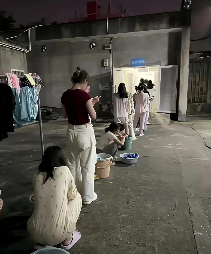 什么地方？竟然还要排队洗澡？