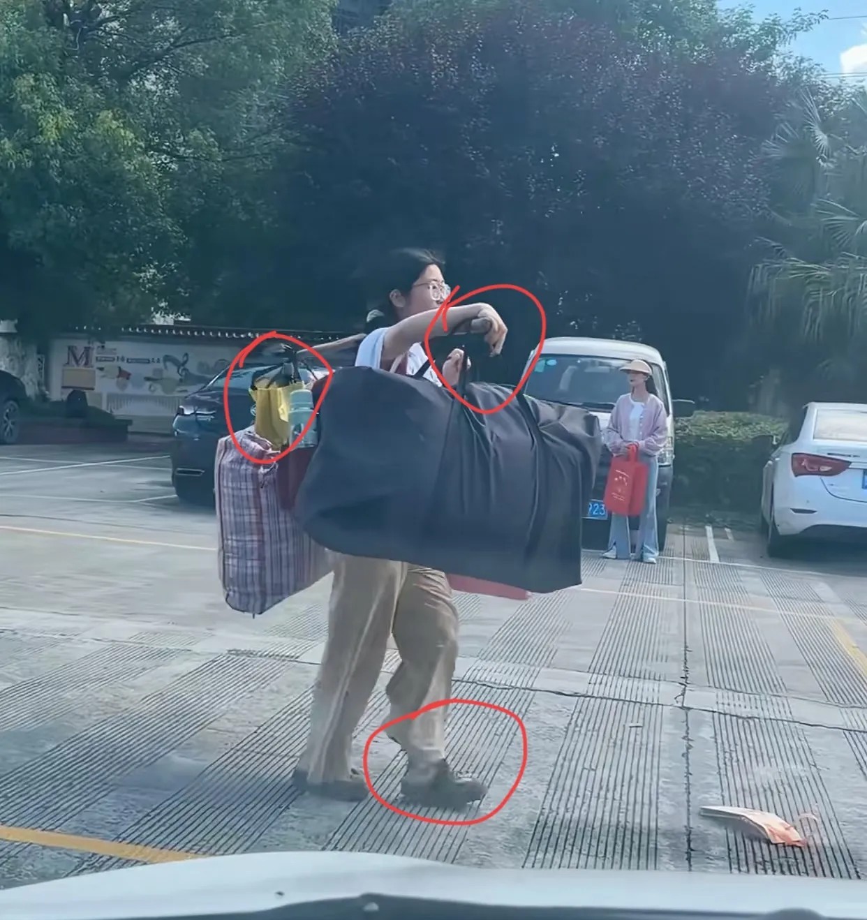 我问老公，为什么桂林高三女孩挑个行李可以感动全网呢?
我老公直接白了我一眼，然后