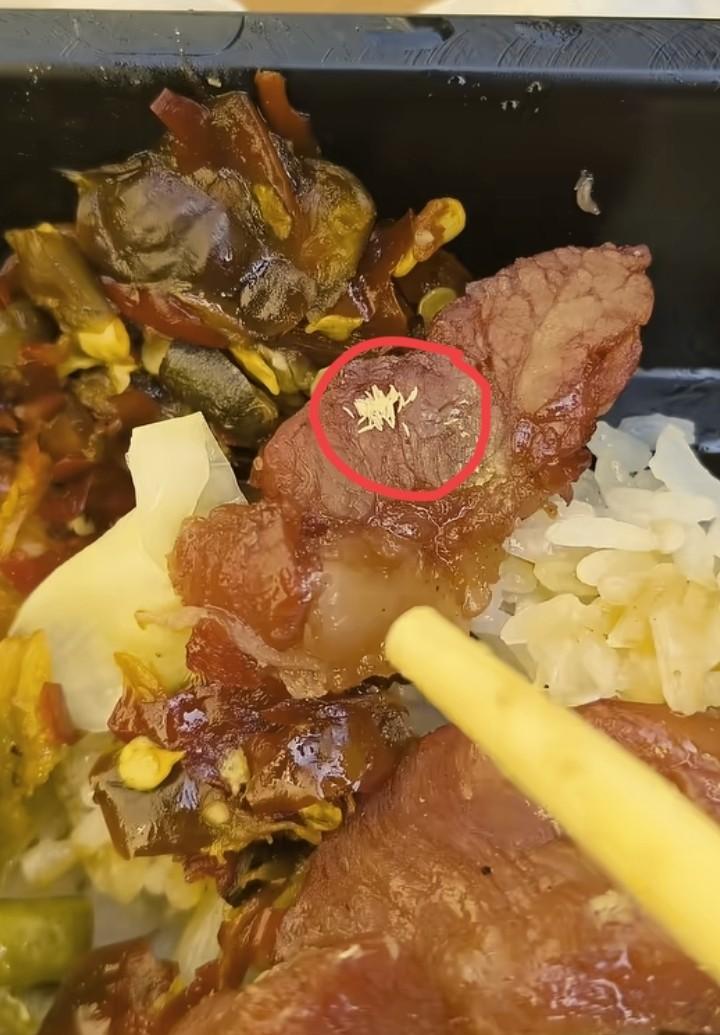 有的外卖是真不敢吃啊！谁知道你一筷子夹进嘴里的到底是啥？就像有个姓陈的大哥，他在