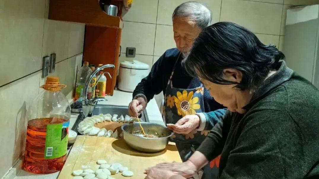 存款多的老人孩子盼早走，退休金高的老人孩子却巴不得你长命百岁