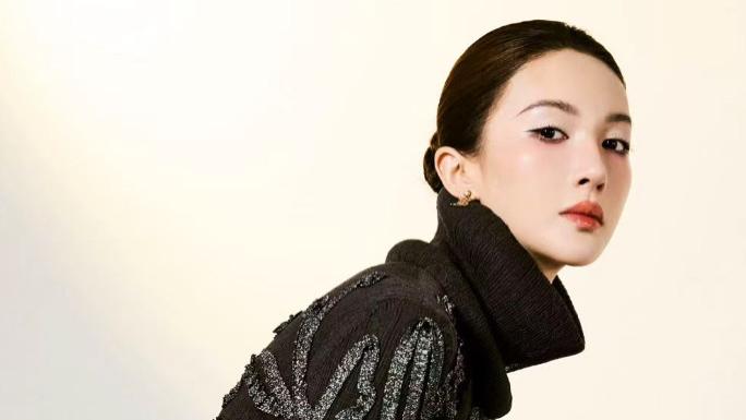 金晨直播称自己丑到离谱，再也不自己乱化妆了。