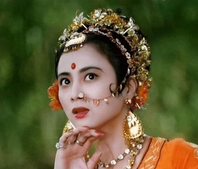 1997年，李玲玉嫁给犹太富豪杰瑞，新婚夜，李玲玉开玩笑地说：“你就不怕我嫁给你