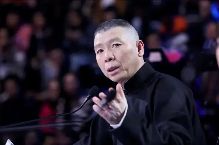 2000年，冯小刚开着豪华轿车回家看望瘫痪在床的母亲。姐姐边擦眼泪边问冯小刚:“