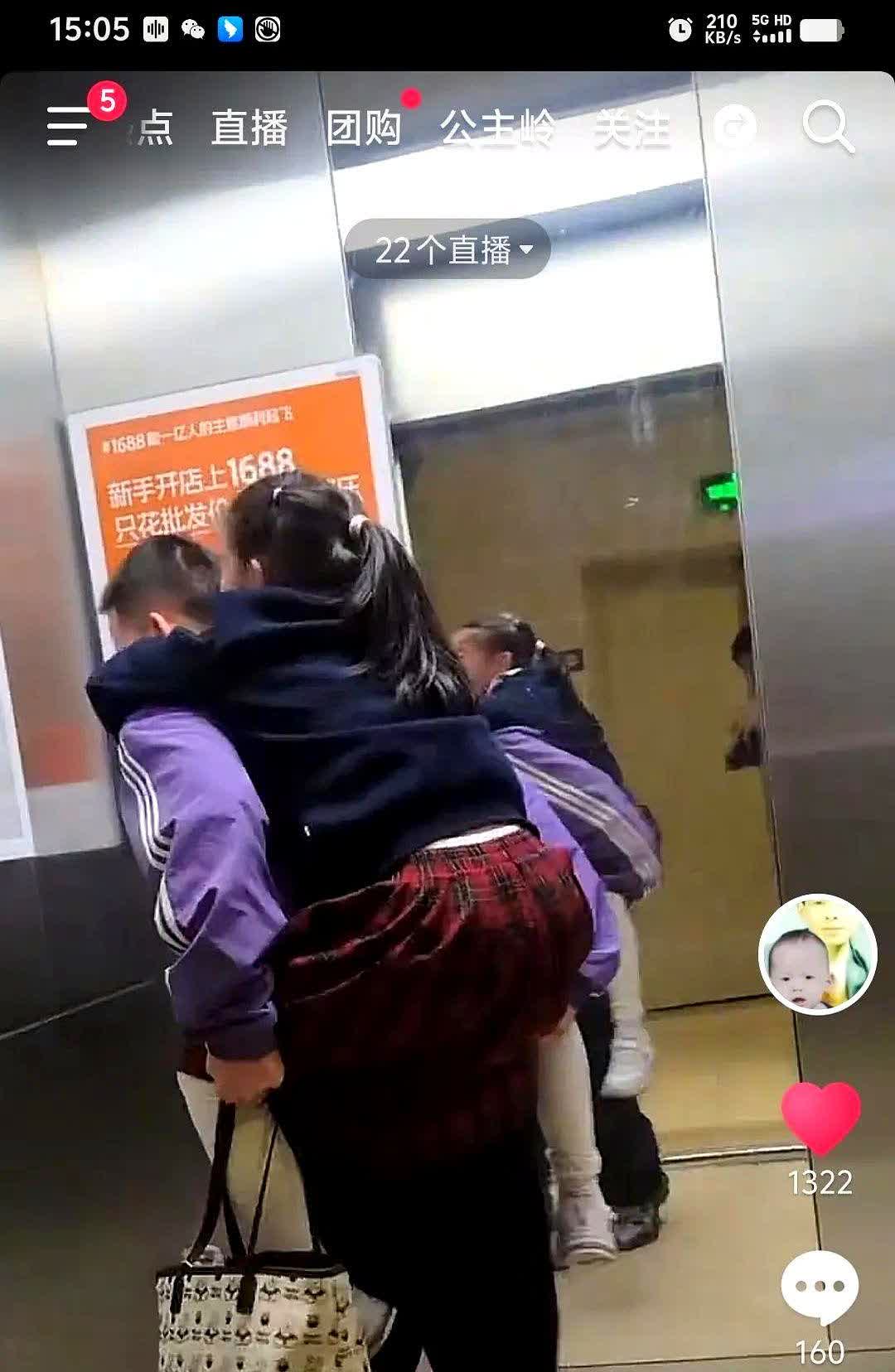 相差20岁的兄妹能有多甜？27岁的谢浩楠嘴里叼着妹妹送的棒棒糖，刚蹲下身就被7岁