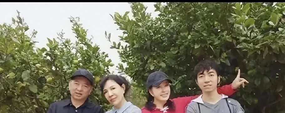 刘晓庆和小五岁的亲妹妹同框，一个打扮似少女，一个优雅闲适胜同龄，到底哪个才是众人