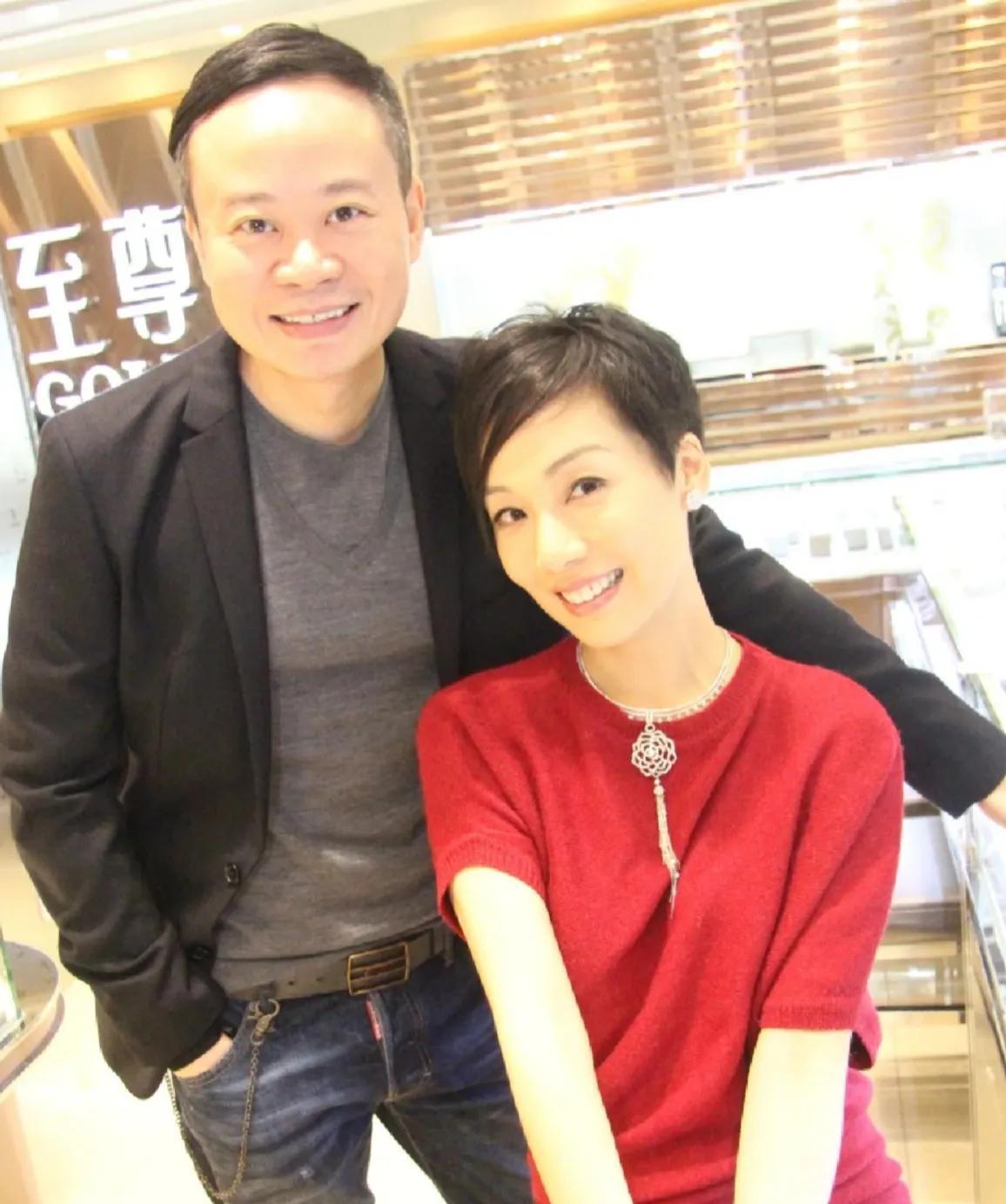 原来他们做过夫妻啊！可惜最终离婚收场
男的是星二代，同时是娱乐公司CEO。女的则