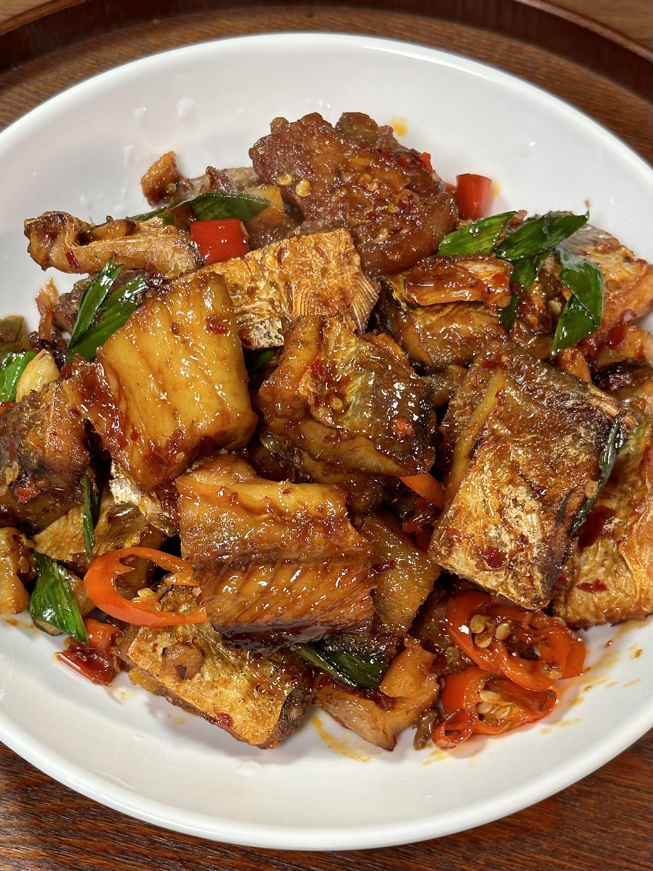江西私藏年后腊草鱼块，咸鲜中带丝丝辣意，肉质紧实，真的太费米饭了
食材：腊鱼块3