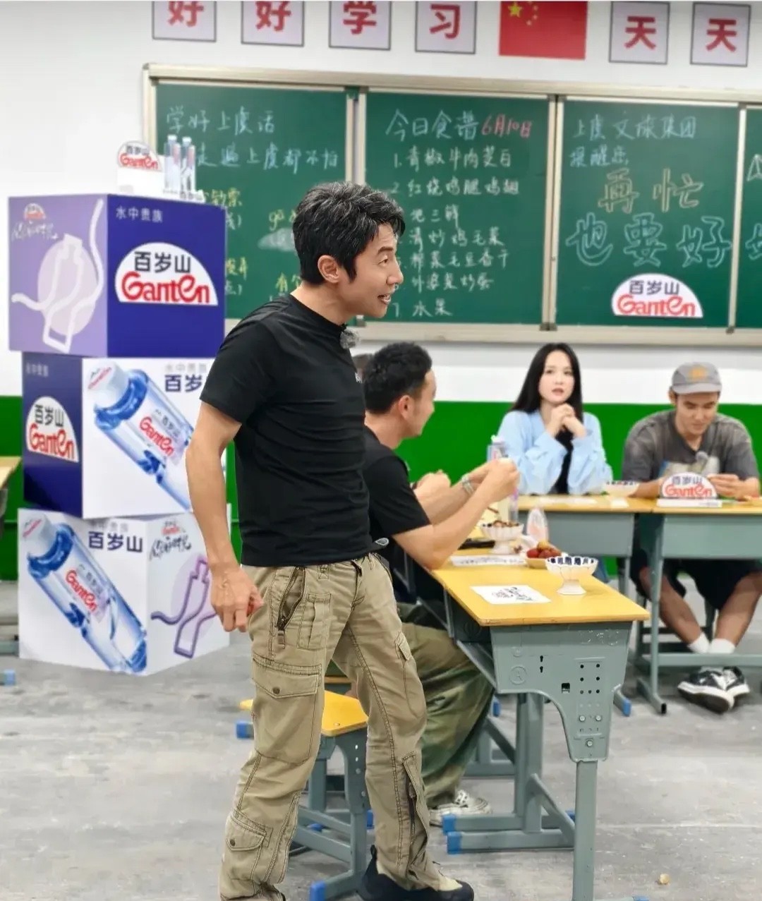撒贝宁这个表情好幽默啊!非常有喜剧感