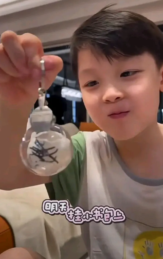 又一个小王楚钦诞生了！他叫小海螺，他是王皓的儿子，大头的小迷弟！

对于他来说，