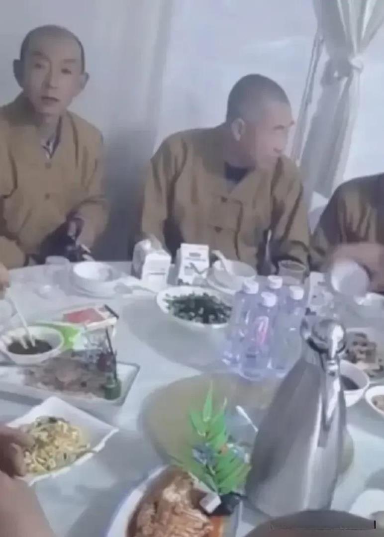 中午去饭店吃饭，遇到一桌和尚个个穿着袈裟光着头，端着酒杯推杯换盏，夹着香烟吞云吐