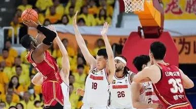 太任性！脸贴脸骂裁判被驱逐，又与球迷对骂，杜锋根本管不住他