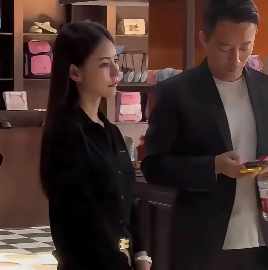 好惊喜！
汪小菲表示，结婚当天会直播分享的。
虽然是二婚，但两个人相亲相爱，想要