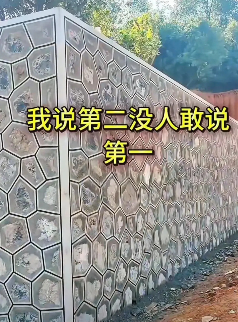 朋友家300元一天请来的师傅砌的石墙，你们说值不值？
我认为是砌得太好了，如果他