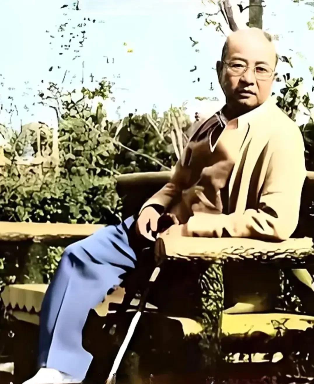 1961年初春，上海丁香花园内，大将陈赓留下了生命中最后的影像。
照片中，这位曾