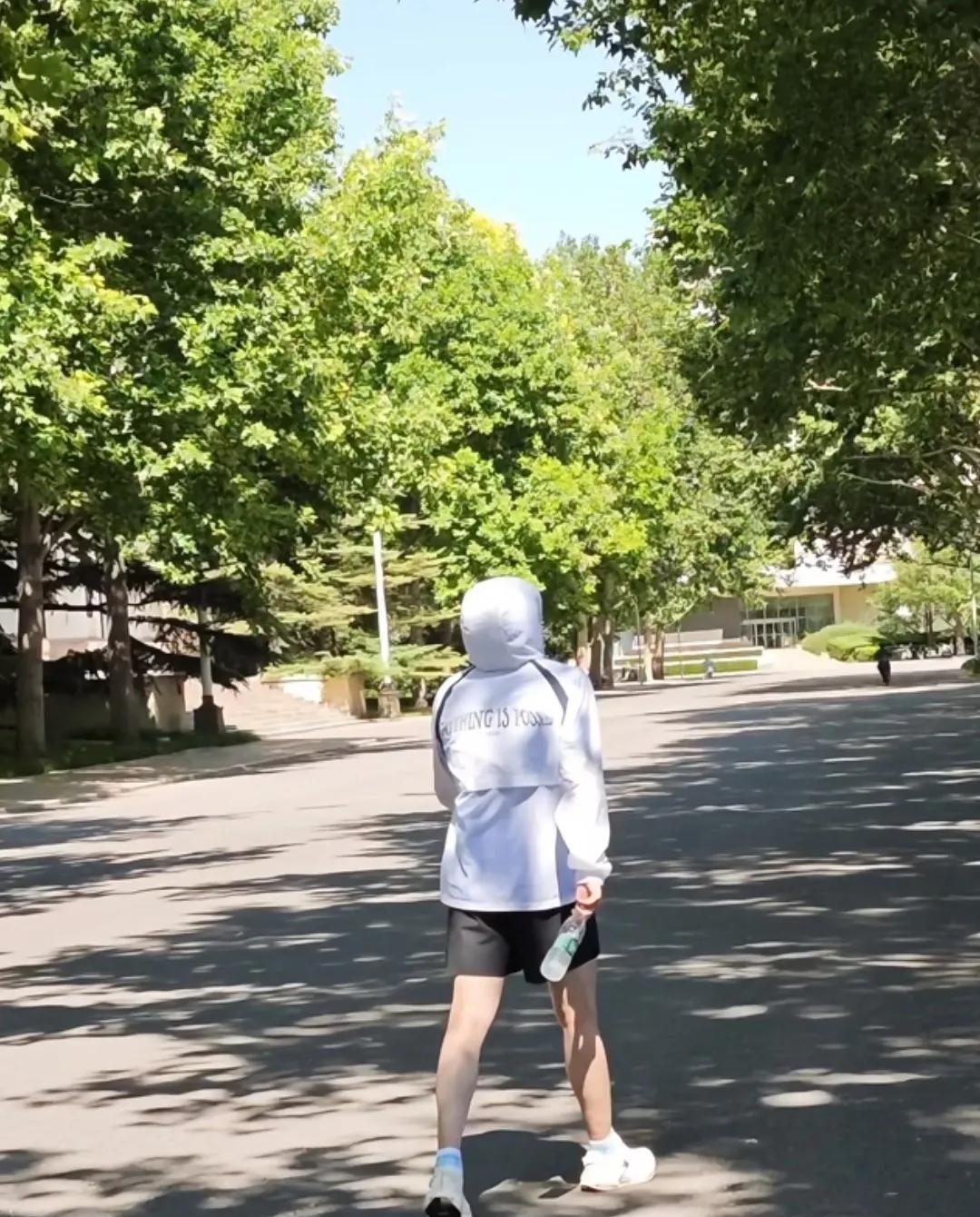 体育总局里的国乒运动员。
虽然只是背影，但是熟悉他们的人还是能够认出来，里面有头