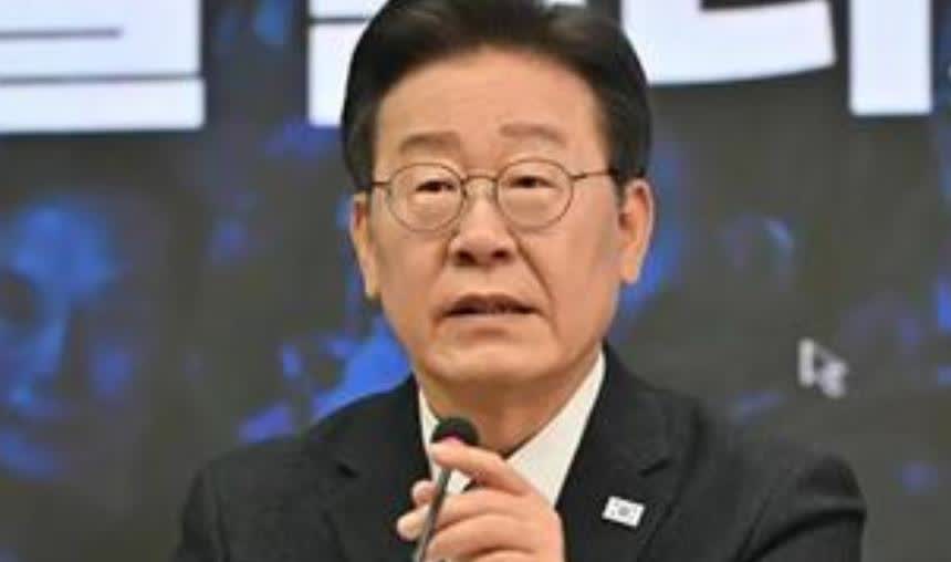 围堵打砸中国使馆？韩国首尔街头，一群人围着中国使馆大放厥词。

原因是他们怀