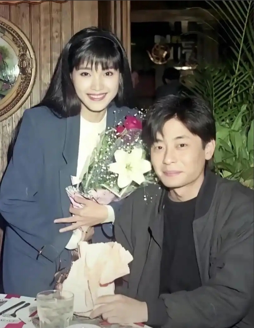 1990年，王杰为了试探女友是否真的爱他，两人吃了一顿50000元的饭后，他对女