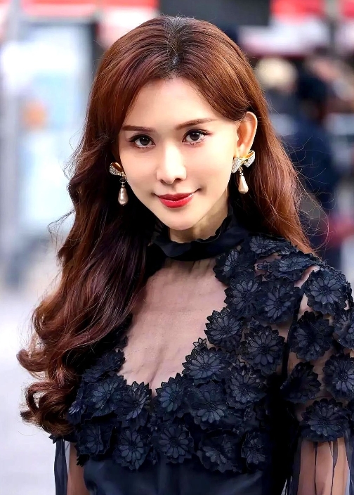 终于弄明白，

为什么林志玲嫁到日本后就变得畏畏缩缩了，

不是因为她老公黑泽良
