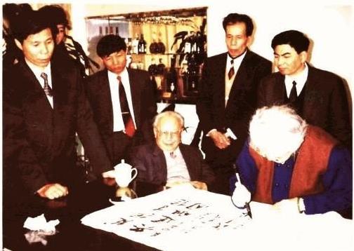 1994年1月，全国政协副主席钱伟长视察南海市政协委员、民营企业家黎能学开办的佳