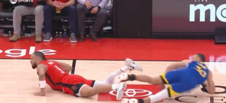 4犯！狄龙出手后脚绊库里，被裁判再吹一犯！
这球从慢动作看，库里是先有一个打手犯