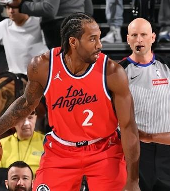 小卡33分带领快船战胜联盟第一的骑士，NBA常规赛，快船主场迎战骑士，小卡是砍下